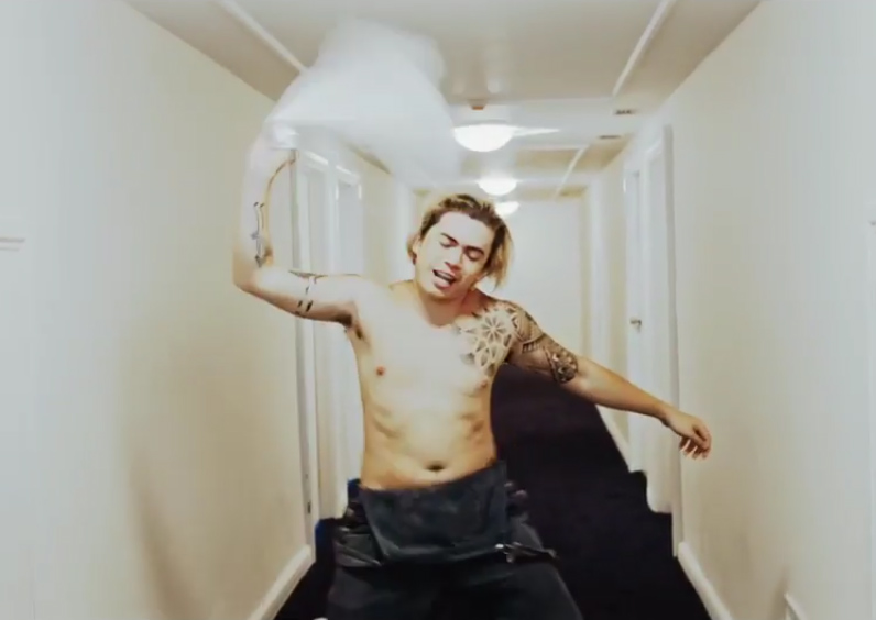 Whindersson Nunes em clipe de Luan Santana