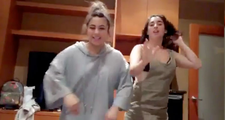 Ally e a Lauren animando Dinah