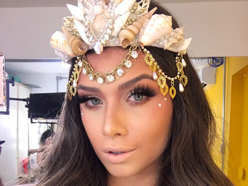 Flavia Pavanelli de sereia com coroa de conchas