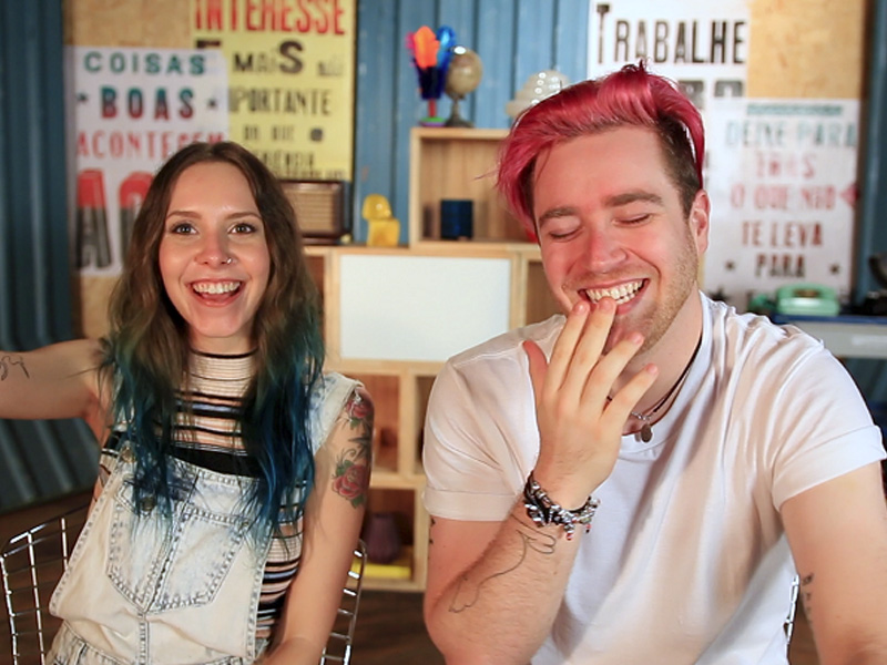 Gabbie e Luba, youtubers, sorrindo
