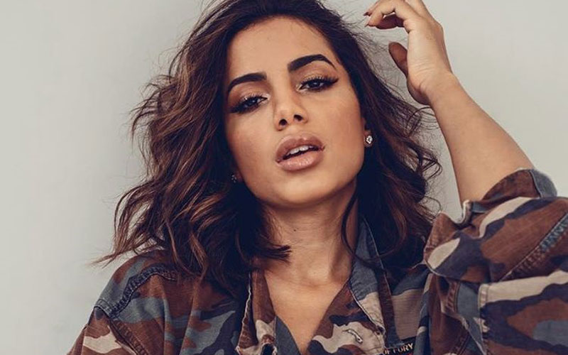 Anitta com jaqueta militar
