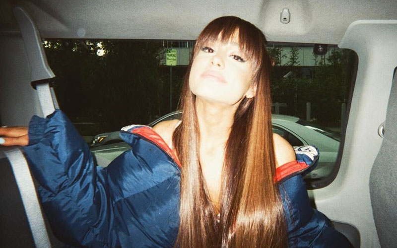 ariana grande em selfie no carro