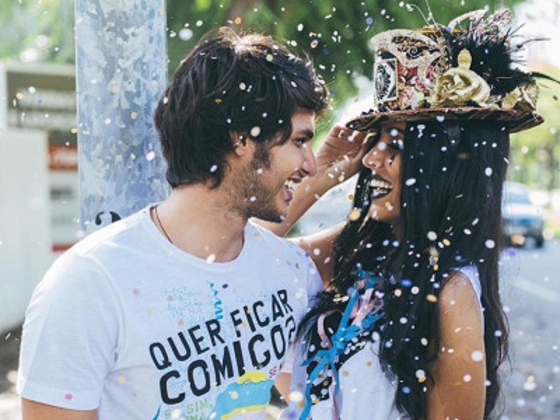 Casal ficando junto no bloquinho de carnaval