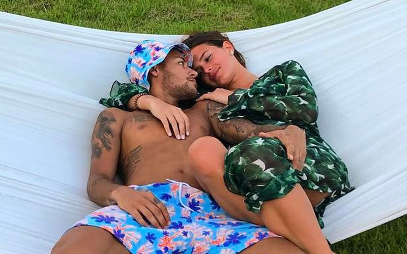 neymar e bruna marquezine deitados em uma rede