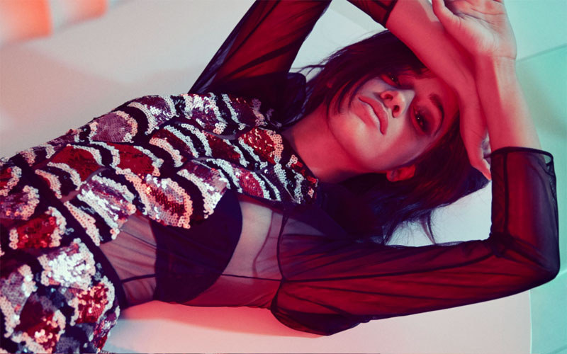 camila cabello deitada com a mão no rosto
