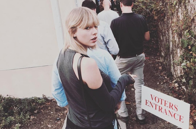 Taylow Swift em uma casa olhando para trás