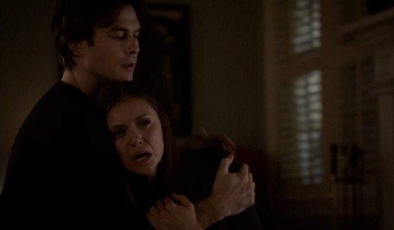 elena e damon chorando a morte de jeremy em the vampire diaries