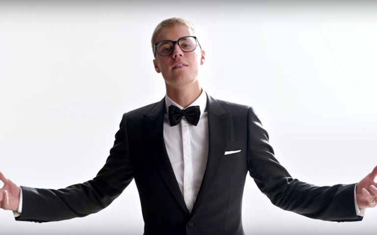 justin bieber de terno e óculos no comerical do superbowl