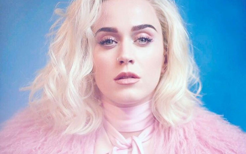 katy perry com cabelo loiro e blusa rosa