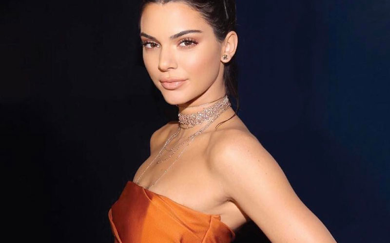 kendall jenner com vestido laranja
