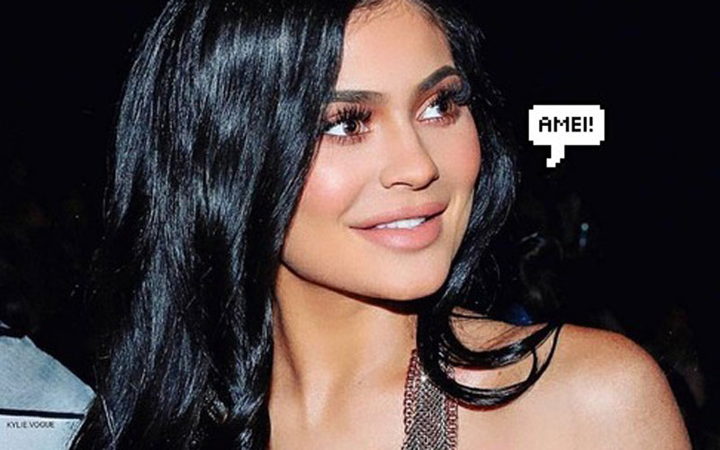 Kylie Jenner olhando para o lado dizendo "amei''