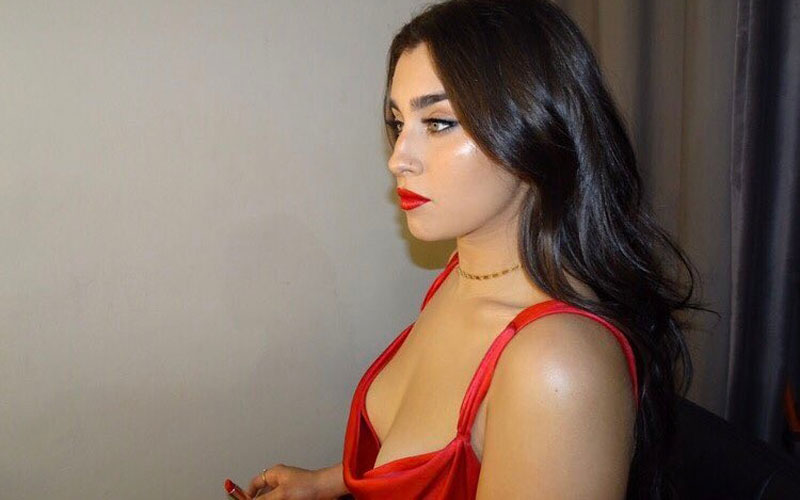 lauren jauregui de vestido vermelho