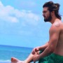 Luan Santana na praia sem camisa
