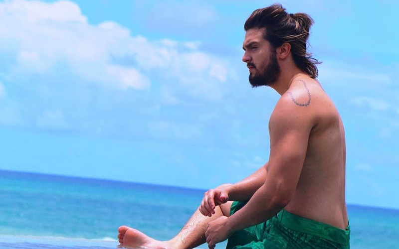 Luan Santana na praia sem camisa