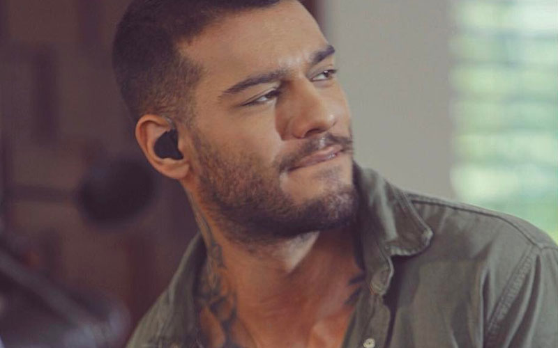 lucas lucco com camisa meio aberta