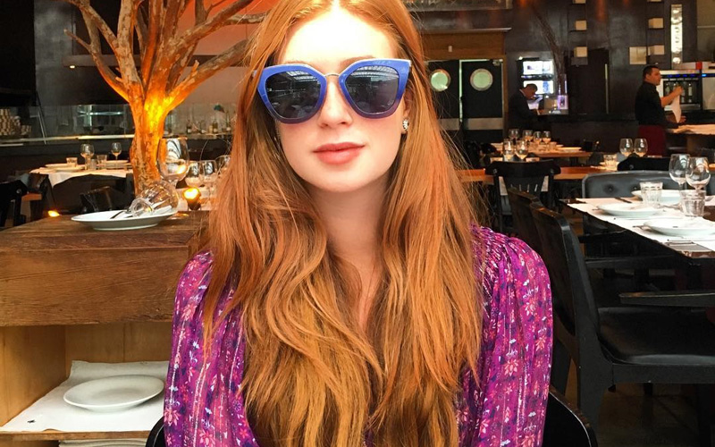 marina ruy barbosa com óculos prada e blusa rosa