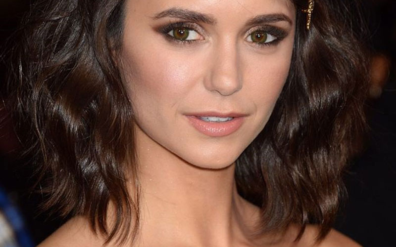 nina dobrev em foto com maquiagem escura