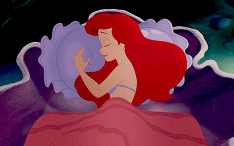 A Pequena Sereia dormindo na cama de concha