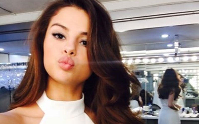 selena gomez mandando beijinho