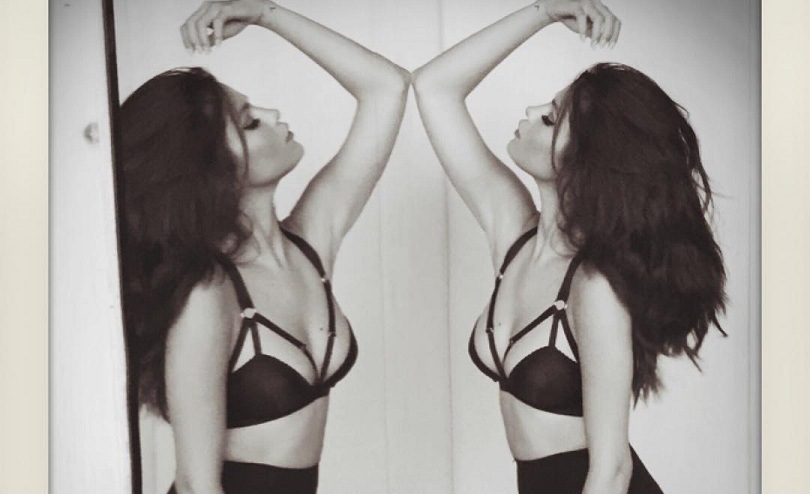 Selena Gomez usando sutiã preto