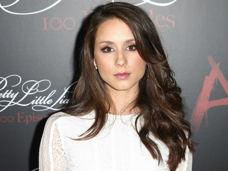 Troian Bellisario está vindo ao Brasil
