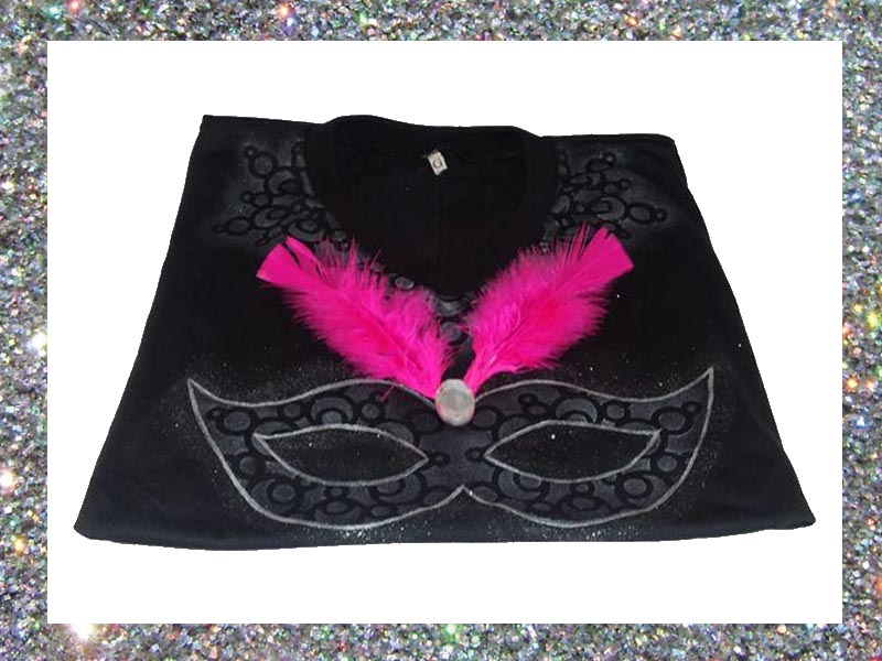 Camiseta preta customizada para o carnaval, com penas pink