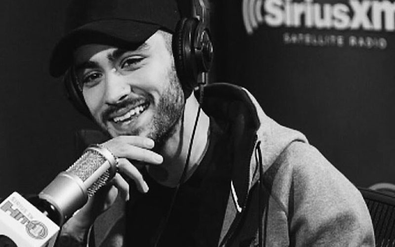 zayn malik sorrindo no microfone