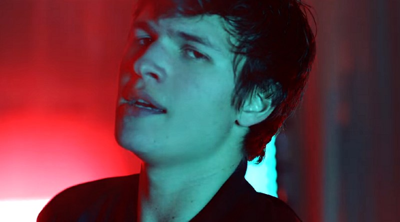 Ansel Elgort, de "A Culpa É das Estrelas", vira cantor e tem um clipe incrível!