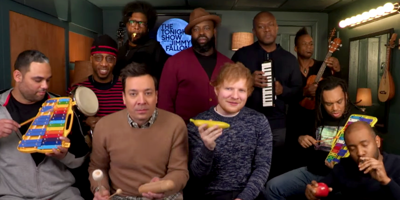 Ed Sheeran com instrumentos infantis
