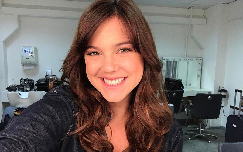 Alice Wegmann tirando uma selfie