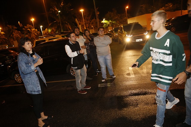 Justin Bieber é seguido por fãs chegando no restaurante onde foi jantar no Rio.
