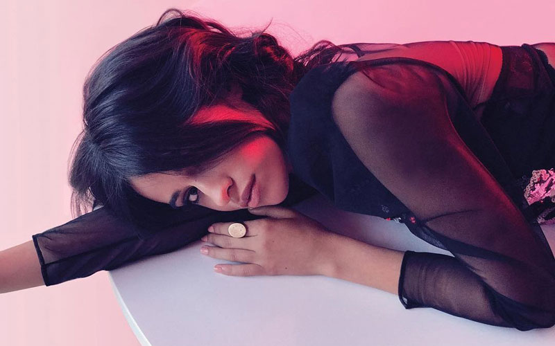 Camila Cabello deitada