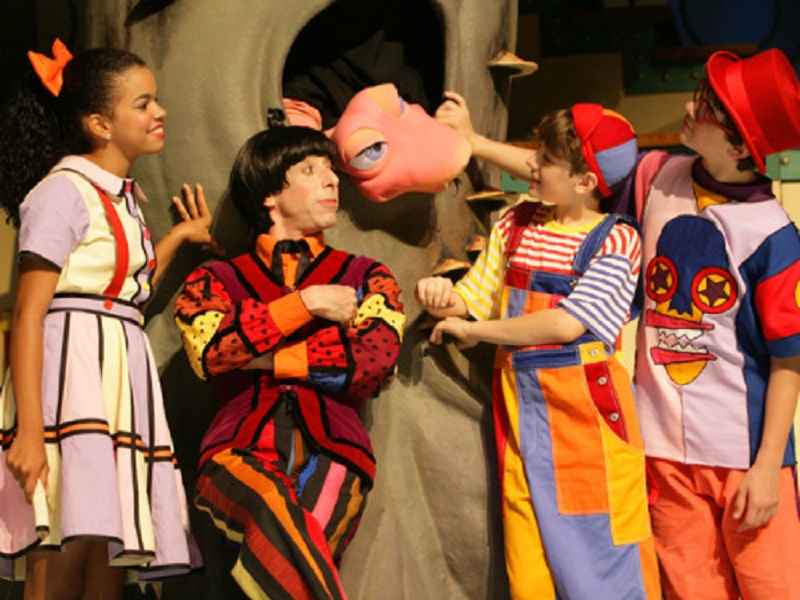 Elenco de Castelo Rá-Tim-Bum no cenário do programa