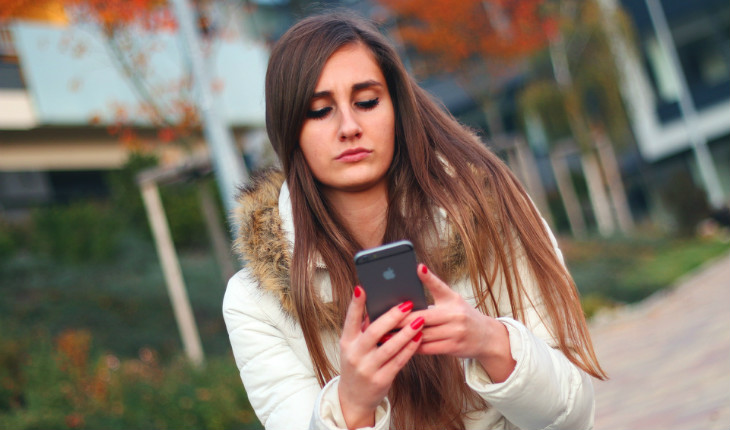 mulher manuseando celular