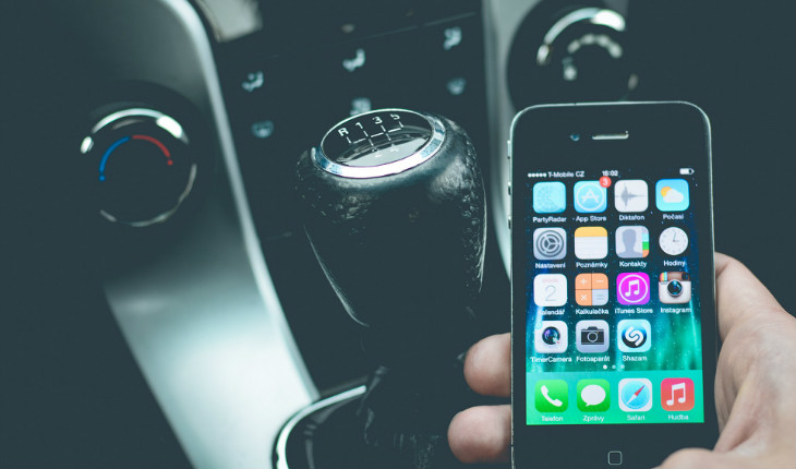 pessoa manuseando celular dentro de um carro
