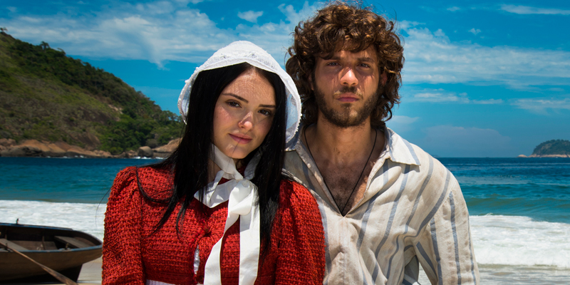 uma foto do atores Chay Suede e Isabelle Drummond na praia