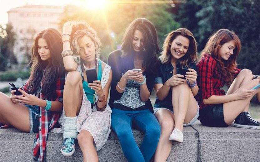 amigas usando as redes sociais