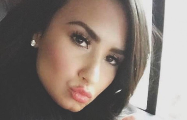 Demi Lovato em selfie mandando beijinho