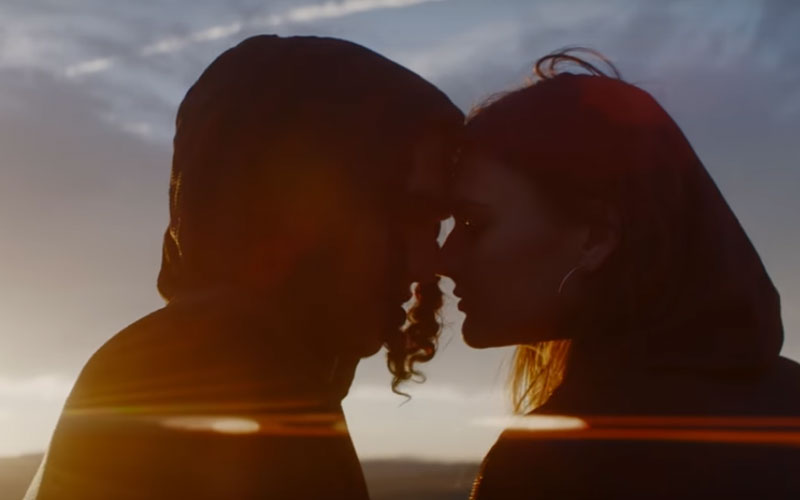 Casal do clipe de Just Hold On