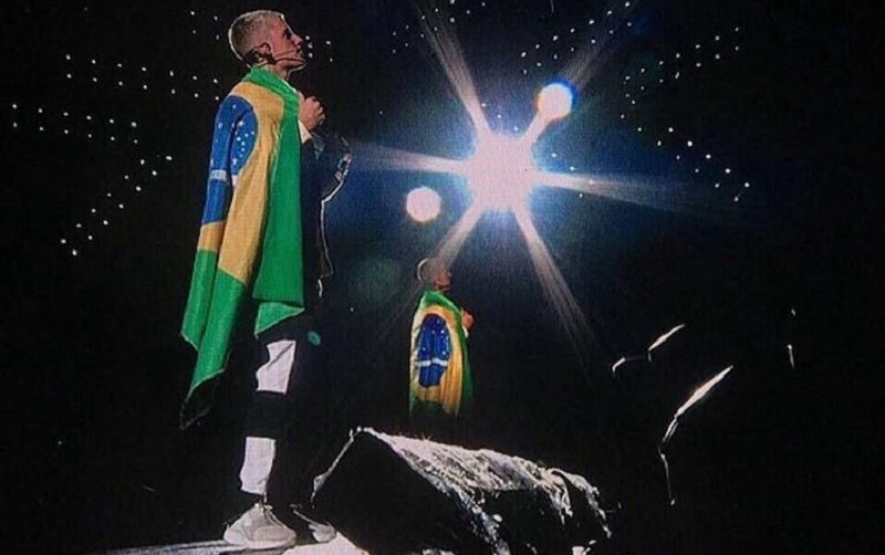 Justin Bieber com uma bandeira do Brasil nas costas