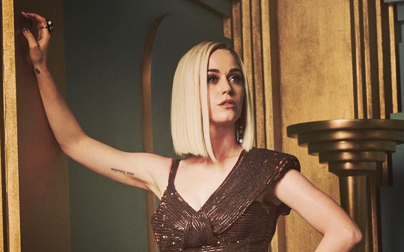 Katy Perry com cabelo loiro long bob