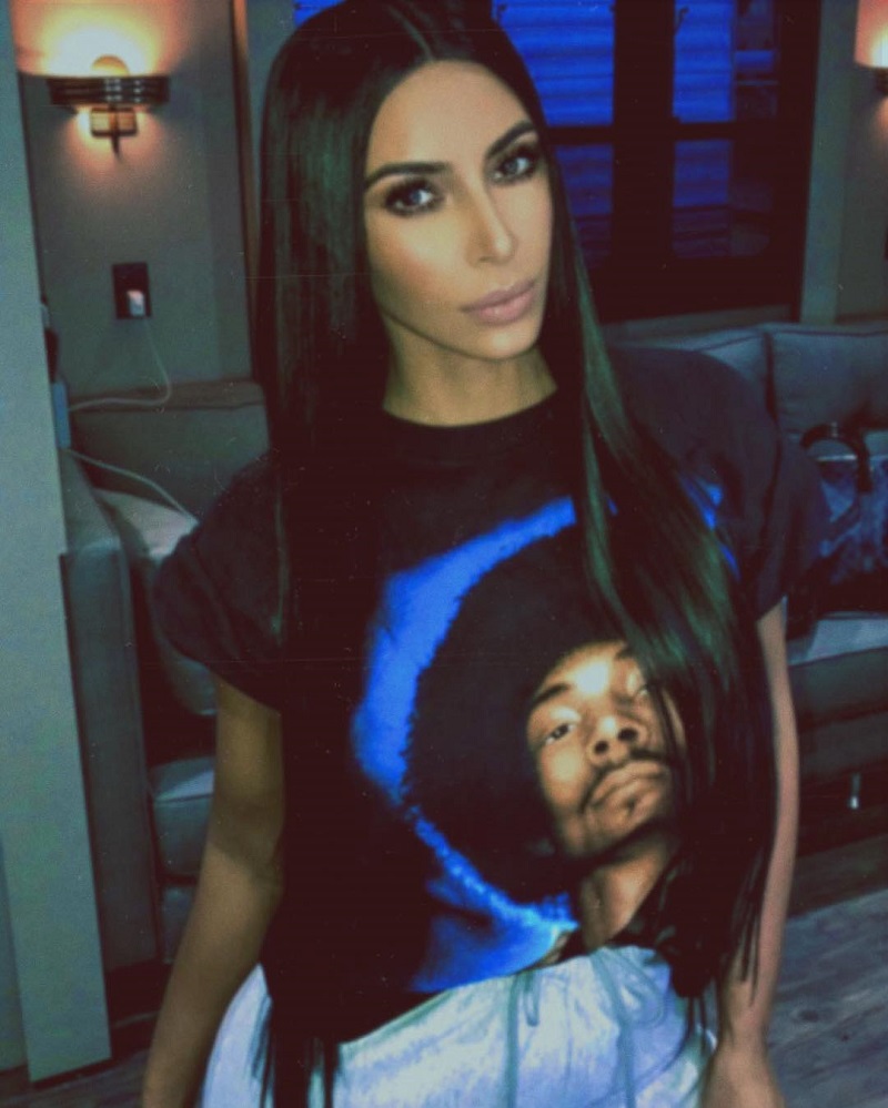 Kim Karadasian com t-shirt do Bob Marley