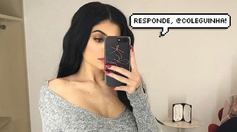 Kylie Jenner fazendo selfie no espelho