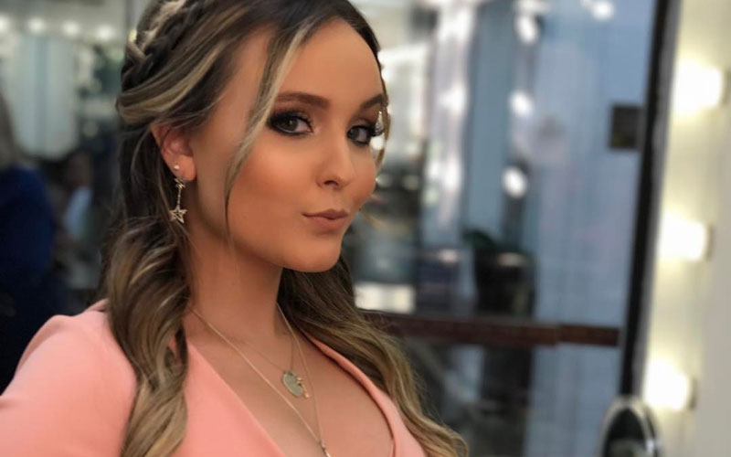 Larissa Manoela fazendo biquinho