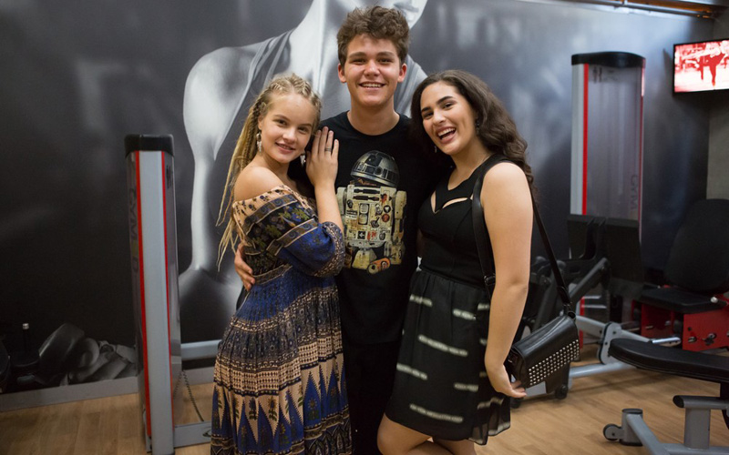 Lívian Aragão e seus colegas de elenco