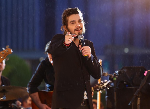 Luan Santana fazendo show no Domingo Legal