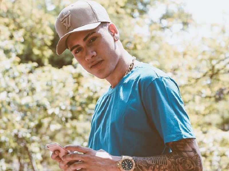 Mc Kevinho de camiseta azul
