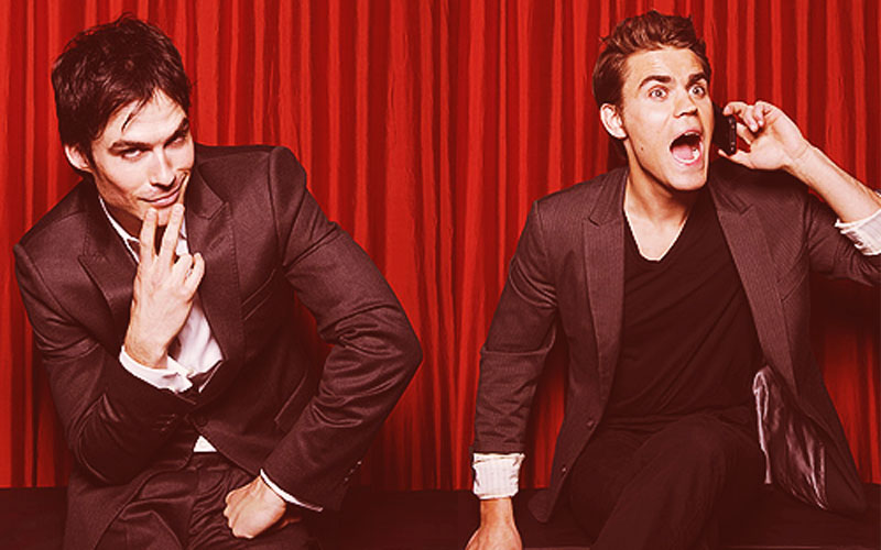 Ian Somerhalder e Paul Wesley em um fundo vermelho
