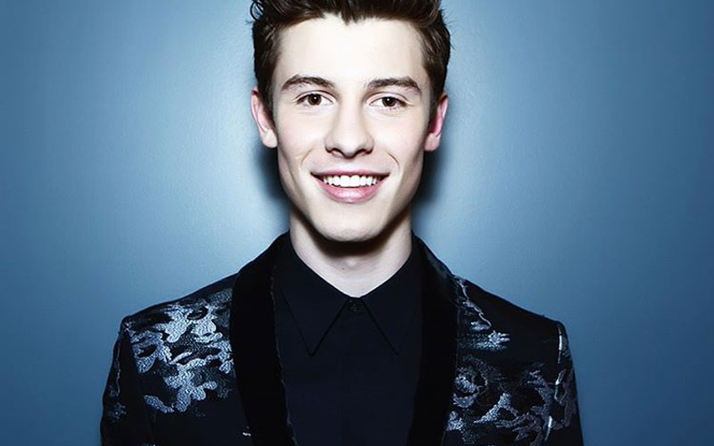 Shawn Mendes de terno azul