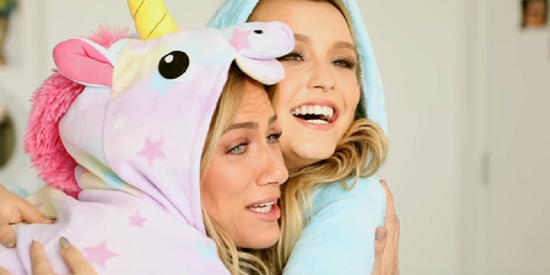 Giovanna Ewbank e Larissa Manoela se abraçam vestindo pijamas de unicórnios